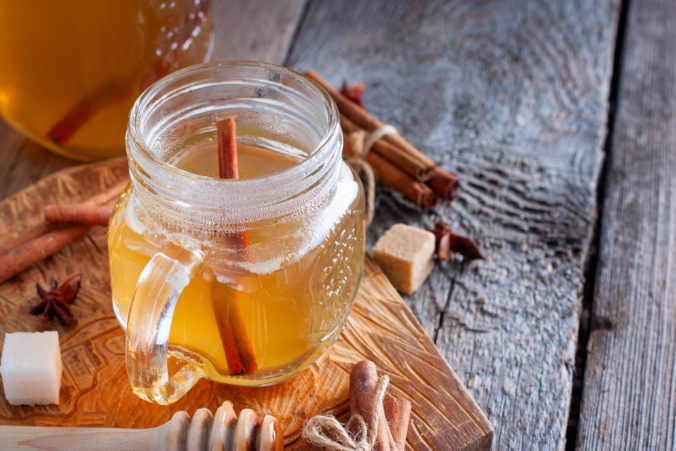 nápoj z medu a škorice