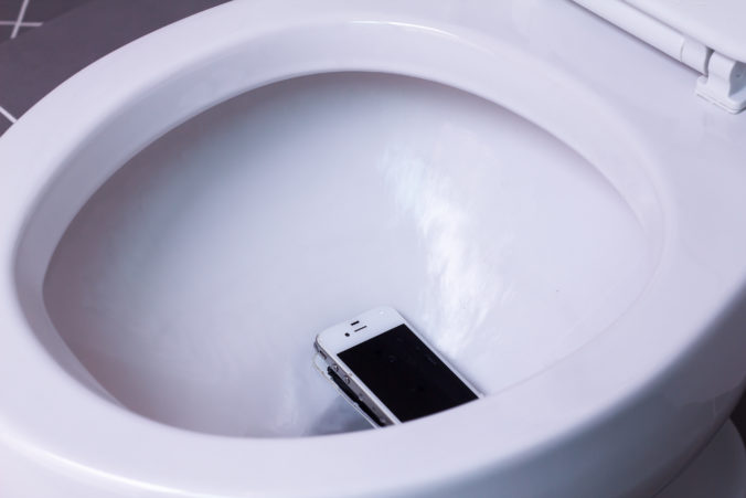 mobil v záchode