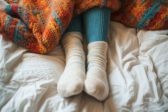 žena s ponožkami v posteli