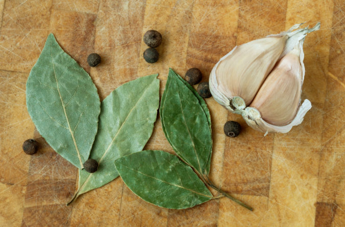 bobkový list a cesnak