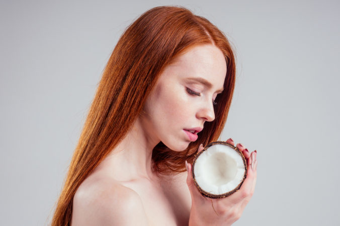 Účinky kokosového oleja na vlasy: Hydratácia, lesk a rast vlasov