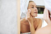 Ako zatočiť s vráskami po štyridsiatke? Stavte na retinol, morské riasy aj kvalitný spánok!