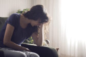 Parkinsonova choroba nepostihuje len seniorov. Skoré príznaky môžu byť nenápadné a často prehliadané