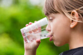 Ako viesť deti k pravidelnému pitiu: Hydratácia ako každodenný návyk