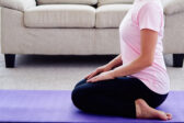 Virasana: Nenápadná jogová pozícia, ktorá regeneruje nohy, vystiera chrbát a podporuje trávenie