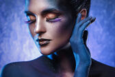 Metalické odtiene ako make-up trend jesene 2025! Ako ich nosiť s vkusom?