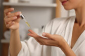 Tajomstvo mladistvej pleti: obyčajný olej za pár eur, ktorý nahradí drahé krémy aj botox
