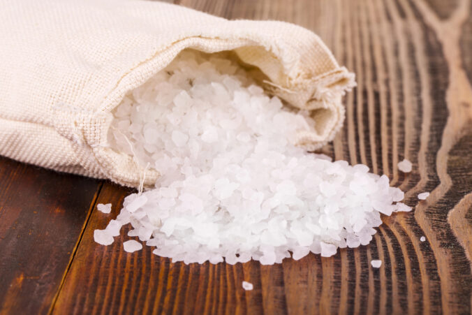 Vlhkosť na chalupách a v domácnostiach: Ako ju poraziť soľou, ryžou či uhlím