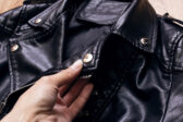 Domáce čistenie koženej bundy: 5 overených krokov, vďaka ktorým zostane dokonalá celé roky – bez návštevy čistiarne
