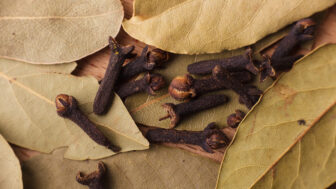 Ako môžu bobkový list a klinčeky pomôcť k hustejším a silnejším vlasom