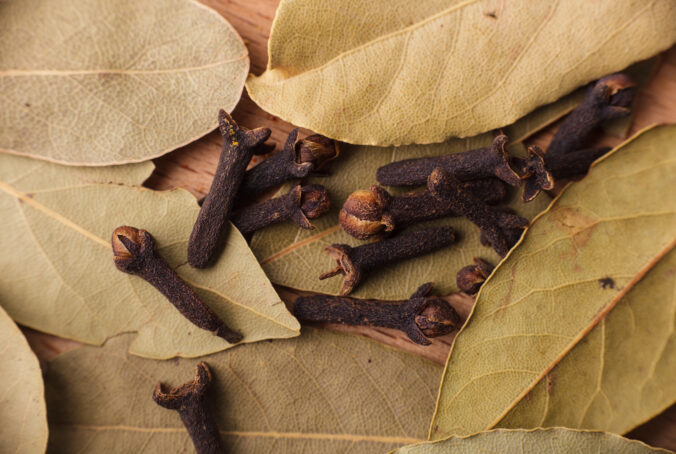 Ako môžu bobkový list a klinčeky pomôcť k hustejším a silnejším vlasom