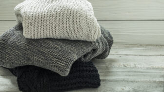 Ako sa starať o vlnené oblečenie: aby sa svetre, čiapky a šály nezrazili ani nezničili