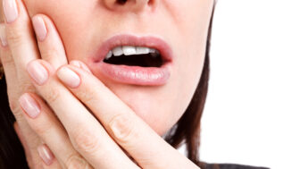 Zápal zuba múdrosti – varovné príznaky, ktoré netreba prehliadnuť