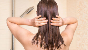 Skúste si vlasy oplachovať rumom a uvidíte výsledok