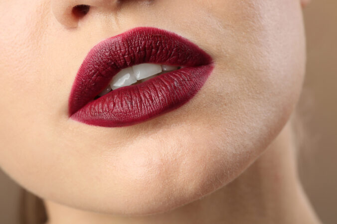 Vínovo červená: farba, ktorá ovládne jesenný make-up 2025