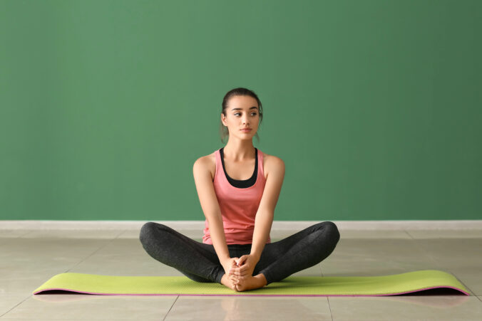 Motýlik: nenápadné cvičenie, ktoré napraví držanie tela a uvoľní panvu. Skúste ho po dni plnom sedenia