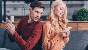 Chorobný žiarlivec vám často kontroluje telefón a neverí vám