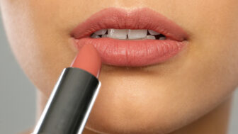 Zimné pery v ohrození: Prečo trpia a ako im dopriať tú najlepšiu starostlivosť