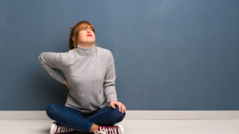 12 nenápadných signálov tela, ktoré môžu prezrádzať emocionálne napätie