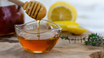 Ako si uľaviť od kašľa bez liekov: 2 domáce sirupy, ktoré pomáhajú rýchlo a prirodzene