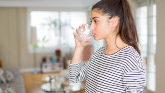 Dostatok vody znamená nielen krajšiu pleť, ale aj zdravšie srdce