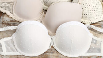 6 najrozšírenejších mýtov o spodnej bielizni: Biela podprsenka pod biele tričko a sťahovačky o číslo menšie?