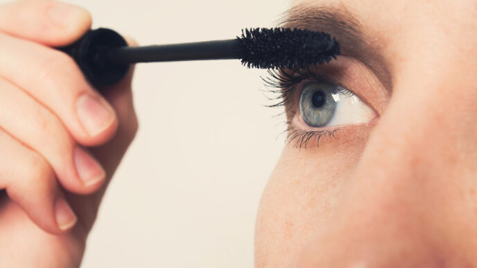 Ako sa zbaviť hrudiek v maskare? Vizážisti prisahajú na tento jednoduchý trik