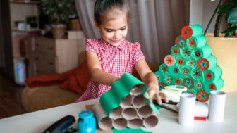 Malá tvorilka pri výrobe adventného kalendára