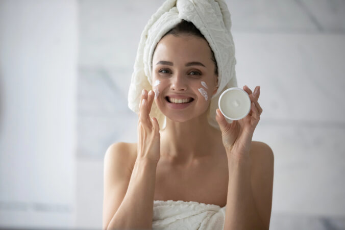 V chladných mesiacoch zvoľnite tempo: jemná exfoliácia namiesto drsného peelingu