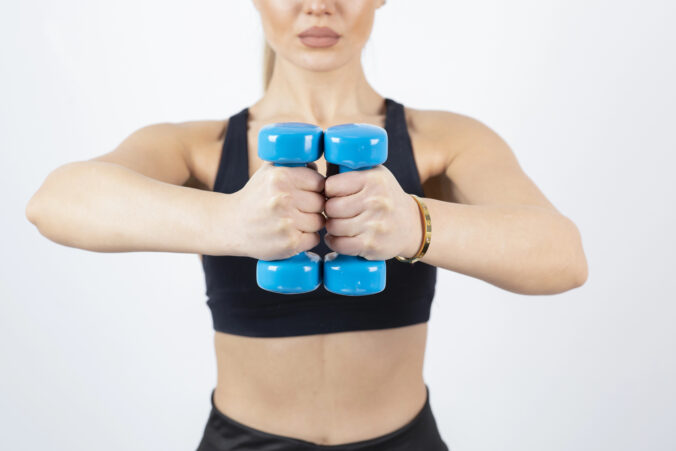 Tri jednoduché zostavy s ľahkými činkami: rozprúdia metabolizmus, spevnia postavu a ochránia vaše kosti po päťdesiatke