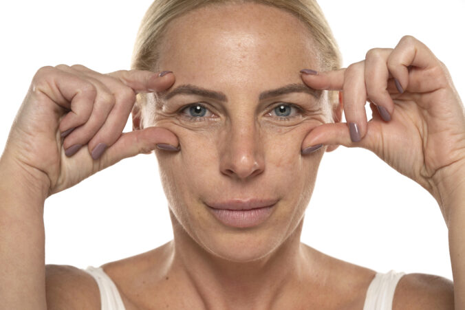 Vrásky vznikajú rýchlejšie, než si myslíte: 7 nenápadných zlozvykov, ktoré starnutie pleti výrazne zrýchľujú
