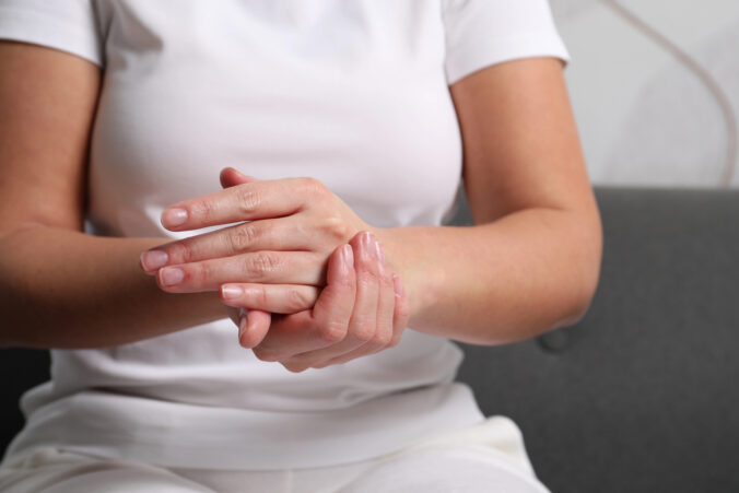 Reumatoidná artritída: nenápadné príznaky, ktoré dokážu varovať ešte skôr než začne bolieť každý krok