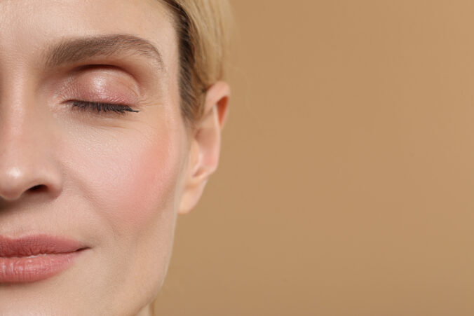 Zázračny make-up trik pre ženy po štyridsiatke: pôsobíte o desať rokov mladšie – bez botoxu!