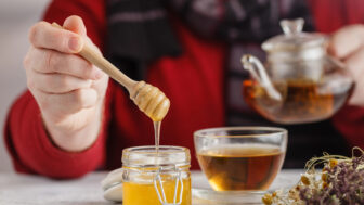 Med – tichý hrdina zimy: Ako vám pomôže v čaji aj v domácom cibuľovom sirupe