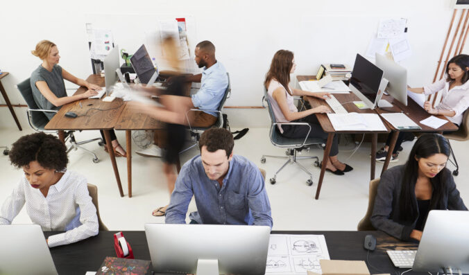 Dlhé sedenie v kancelárii preťažuje chrbticu aj psychiku