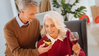 Prečo si môžu seniori dopriať pohár vína častejšie než mladší?