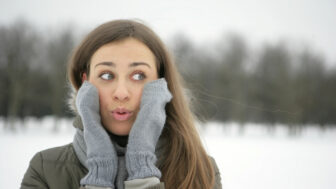 Prečo v zime neignorovať čiapku: následky, ktoré si často neuvedomujeme