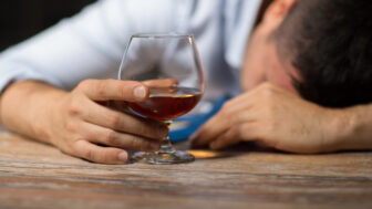 Otrava alkoholom môže prísť nečakane a ohroziť život. Ako ju rozpoznať a správne zasiahnuť