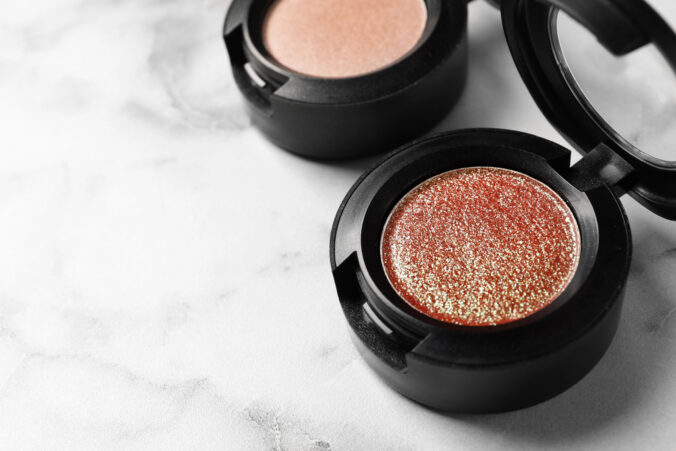 Karamelový rumenec a tekvicové tóny: zimná dvojica, ktorá rozžiari každý make-up