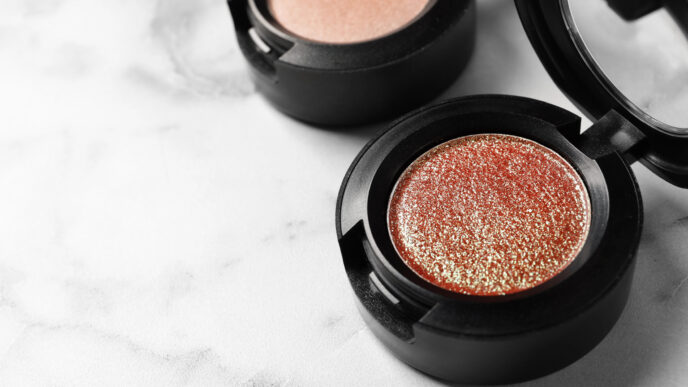 Karamelový rumenec a tekvicové tóny: zimná dvojica, ktorá rozžiari každý make-up