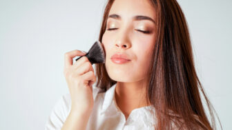 Ako odstrániť stopy od púdru z bielej košele: jednoduchý trik, ktorý funguje ako kúzlo