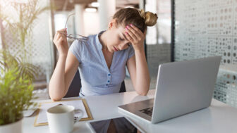 Dlhé hodiny pri počítači? Pomôžu cviky, ktoré odbremenia chrbticu, oči aj unavené nohy