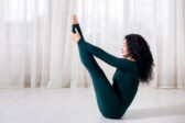 Nemáte čas cvičiť? Tieto 3 jogové pozície dokážu rozhýbať trávenie a spevniť brucho už za pár minút