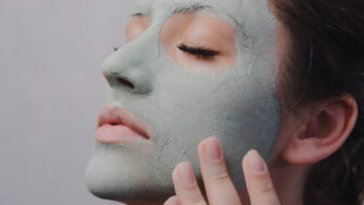 Lacné a účinné domáce pleťové masky, ktoré rozžiaria aj veľmi unavenú pokožku