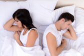 Signály, že váš manžel pred spaním nie je vnútorne spokojný
