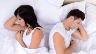 Signály, že váš manžel pred spaním nie je vnútorne spokojný