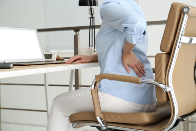 Prečo vás pri práci bolí chrbát – a ako to rýchlo zmeniť