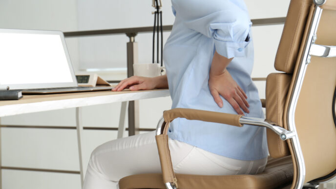 Prečo vás pri práci bolí chrbát – a ako to rýchlo zmeniť