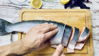 Čo robiť, keď vám uviazne rybia kosť v krku? Tieto tri jednoduché triky môžu zachrániť večeru