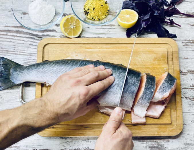 Čo robiť, keď vám uviazne rybia kosť v krku? Tieto tri jednoduché triky môžu zachrániť večeru